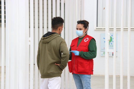A Red Cross volunteer speaking to a man in Terrassa (by Norma Vidal)